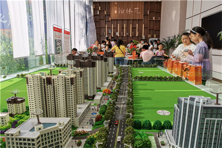 龙都诚通·香榭里3室2厅2卫74万131.36m2毛坯房出售